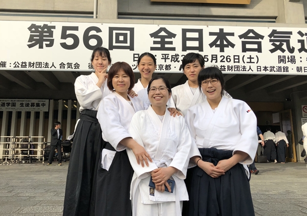 56회 전일본 아이키도 연무대회 참석한 여성회원들.